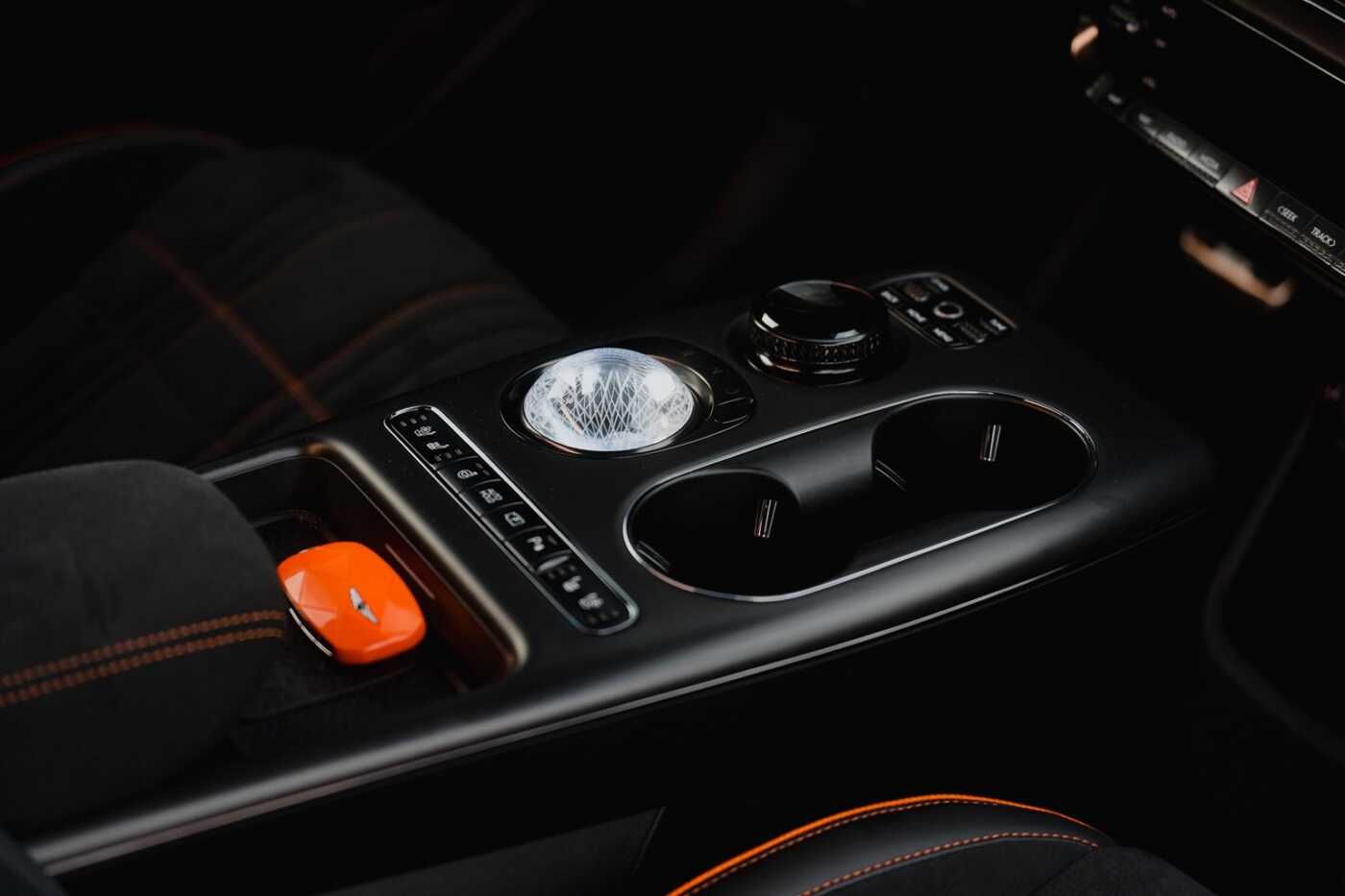 Genesis GV60 Magma interni 1