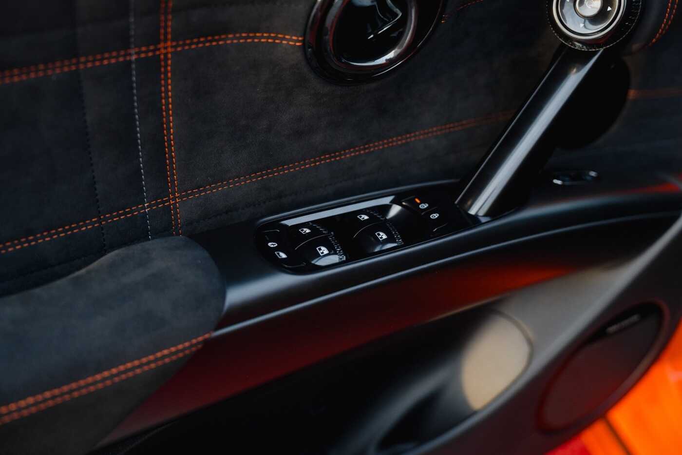 Genesis GV60 Magma interni 4