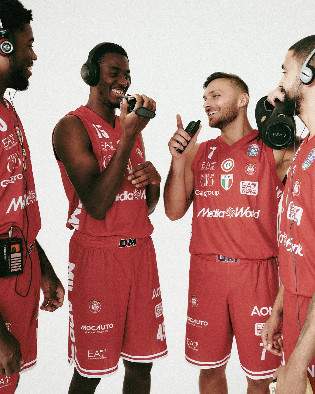Giocatori di Olimpia Milano con videocamera, walkman e cuffie vintage