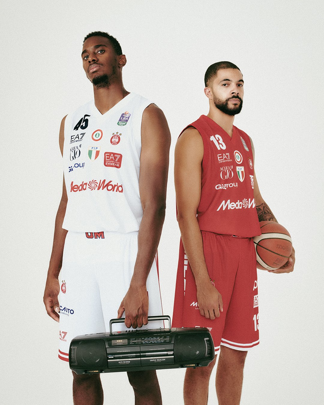 Due giocatori di Olimpia Milano con uno stereo portatile anni 90