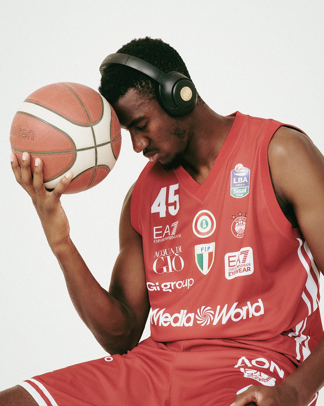 Ritratto di un giocatore di Olimpia Milano con le cuffie e il pallone
