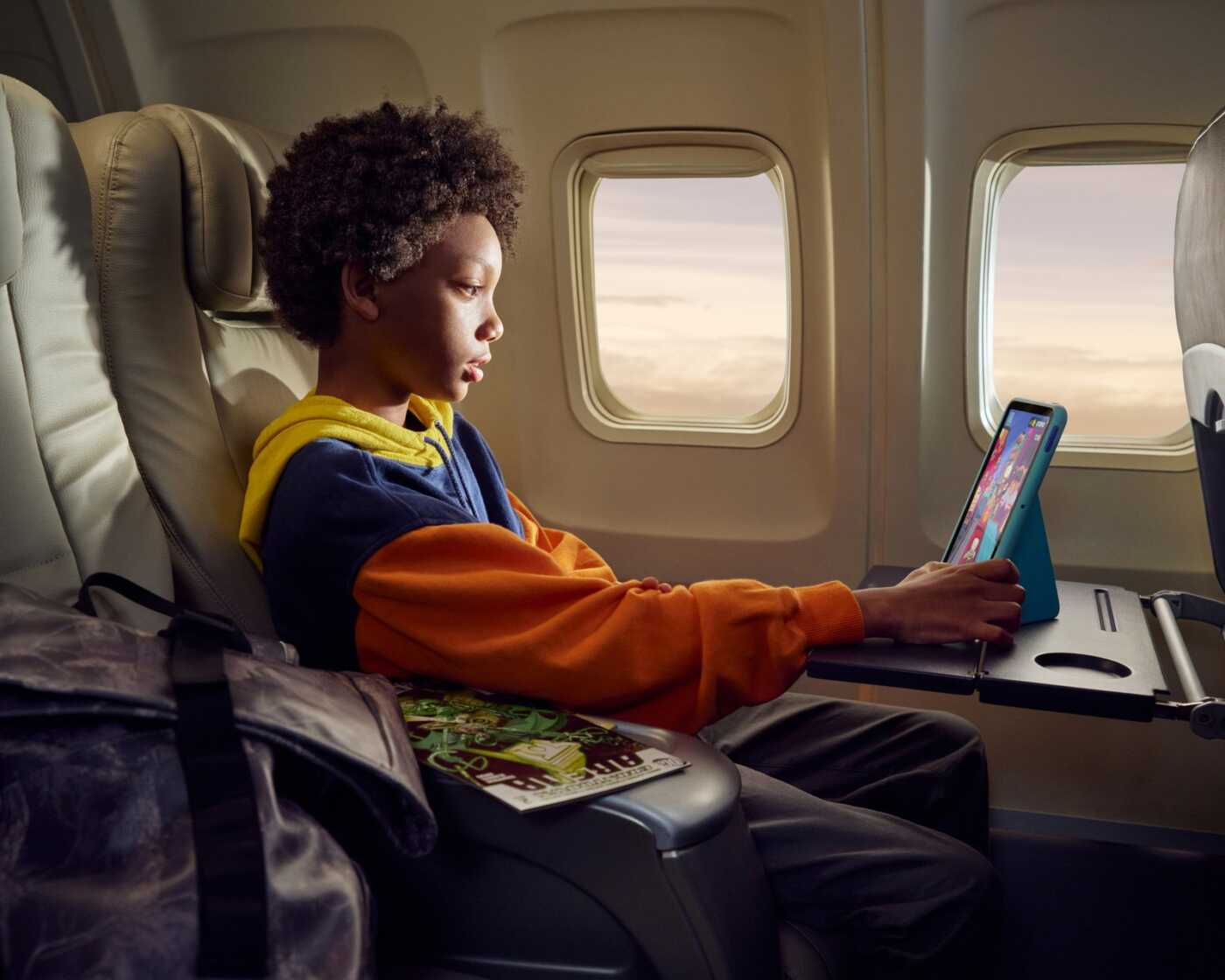 Un bambino usa Amazon Kids Tablet in viaggio