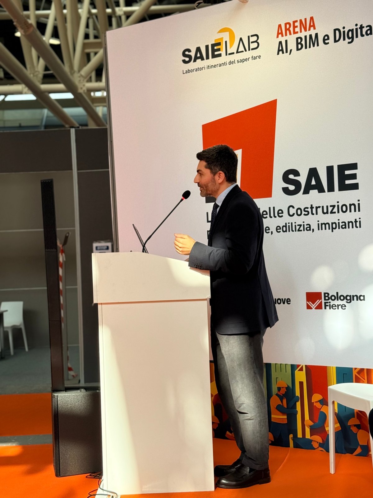 Un relatore interviene dal podio al SAIE 2026 di Bologna